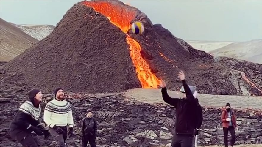 Ισλανδία : Έπαιζαν βόλεϊ με φόντο το ηφαίστειο που εκρήγνυται