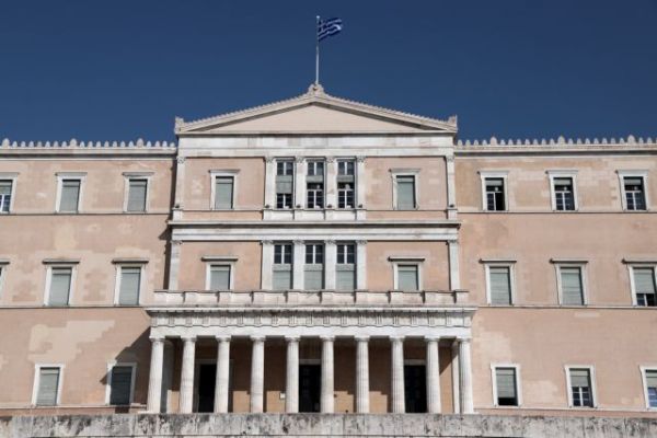 Τρεις βουλευτές της ΝΔ στο νοσοκομείο με κοροναϊό