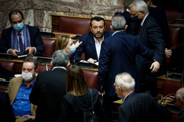 Σε εξέλιξη η ψηφοφορία για την προανακριτική για Παππά – Τα μεσάνυχτα το αποτέλεσμα