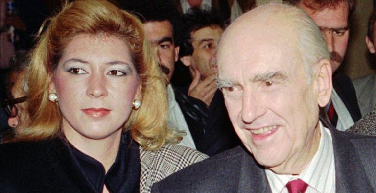 Η Δήμητρα Λιάνη αποκαλύπτει τι έγραψε στον τάφο του Ανδρέα Παπανδρέου