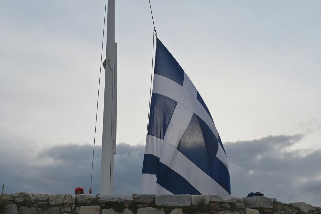 Mε τα χρώματα της ελληνικής σημαίας φωταγωγείται το Βελιγράδι