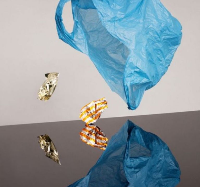 Τόσα χρόνια βάζαμε με λάθος τρόπο τη σακούλα στον κάδο σκουπιδιών