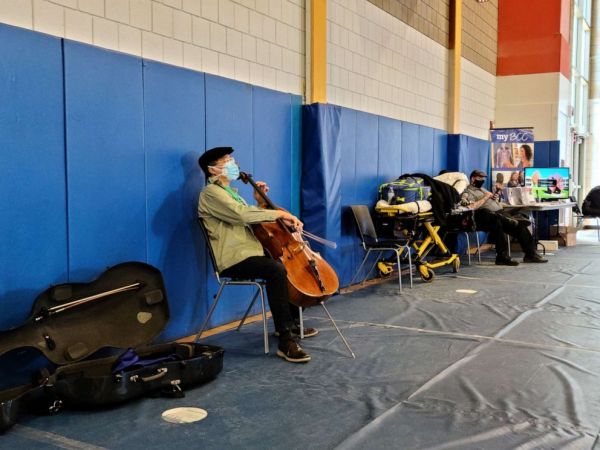 Συγκινητικό: Ο διάσημος τσελίστας Γιο Γιο Μα δίνει συναυλία έκπληξη σε κέντρο εμβολιασμού