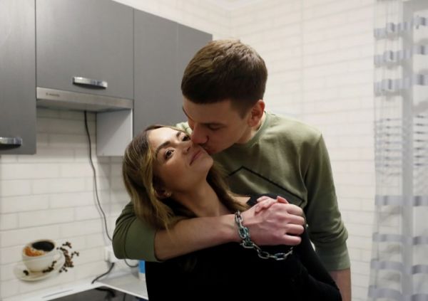 Η απόλυτη παράνοια: Ζευγάρι δέθηκε με χειροπέδες για να μη χωρίσει ποτέ