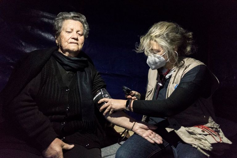 Σεισμός στην Ελασσόνα : Οι Γιατροί του Κόσμου δίπλα στους σεισμόπληκτους – Η σπαρακτική ιστορία ενός τετραπληγικού παιδιού