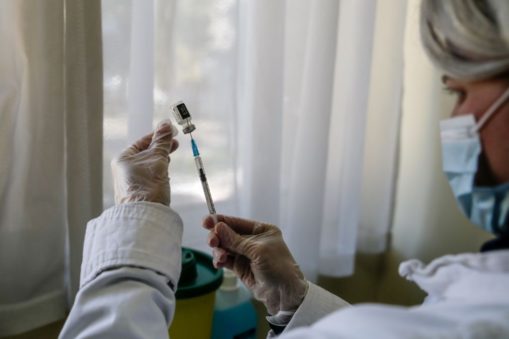 Σύρος : 60χρονος κατέρρευσε λίγο μετά τον εμβολιασμό του