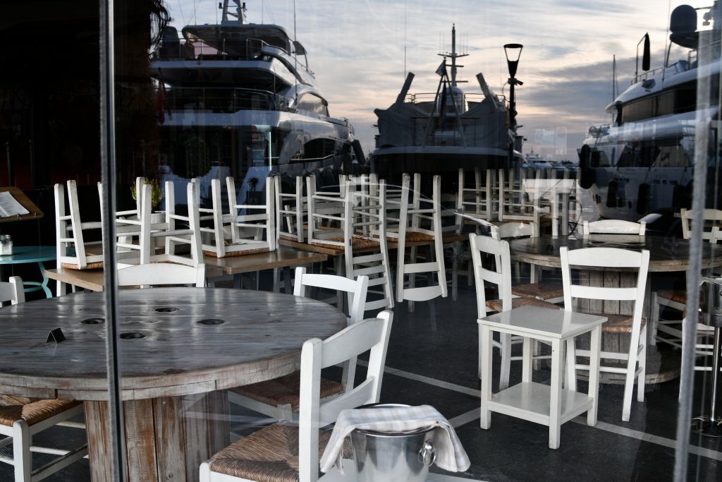 Κοροναϊός : Η νέα στρατηγική για τη μετά-lockdown εποχή – Πώς θα ανοίξει εμπόριο, «φως στο τούνελ» για την εστίαση