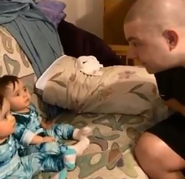 Μωρό προσπαθεί να προστατεύσει την αδελφή του αφού δεν αναγνώρισε τον πατέρα της μετά το ξύρισμα