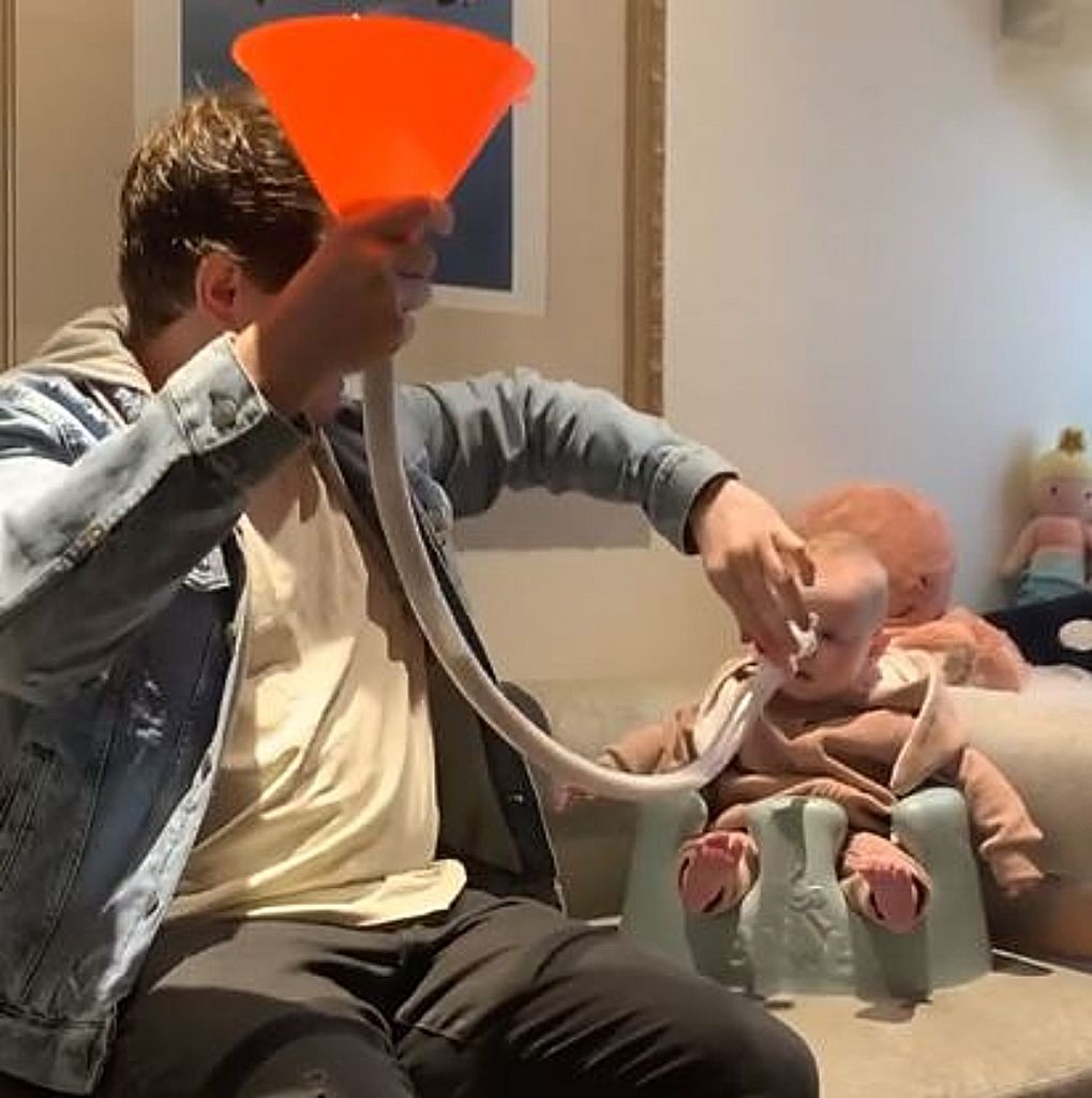 Μπαμπάς βάζει τη φαντασία του και βρίσκει έναν μοναδικό τρόπο να πίνει η κόρη του περισσότερο γάλα