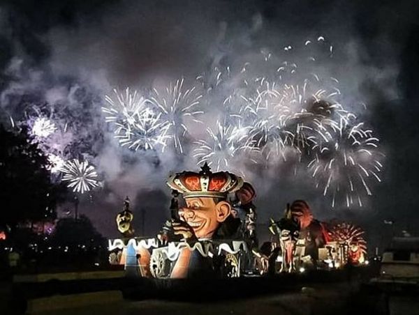 Απόκριες : Δείτε διάσημους ντυμένους από τσολιάδες μέχρι γοργόνες