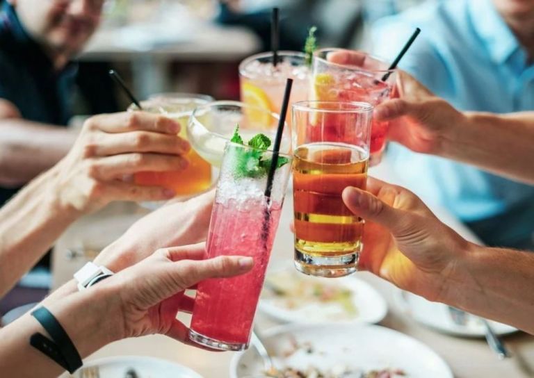 Πότε οι γυναίκες μοιάζουν διαθέσιμες και τι στερεότυπα σκέφτονται οι άντρες