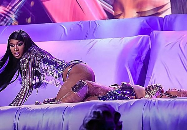 Grammys : Οι Cardi B και Megan Thee Stallion «έλαμψαν» στη σκηνή σε μια παρουσίαση που…συζητήθηκε