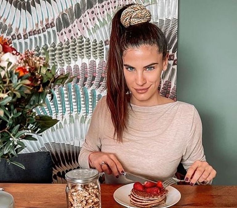 Η έγκυος Χριστίνα Μπόμπα δέχεται τους φίλους της σπίτι της αφού πρώτα τους…τεστάρει για Covid