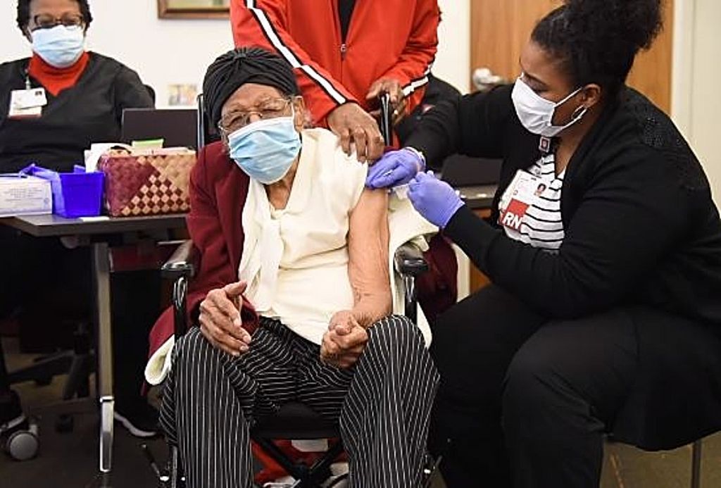 Ιντιανάπολις : Αιωνόβια γυναίκα 111 ετών έκανε το εμβόλιο κατά του Covid και προκάλεσε συγκίνηση