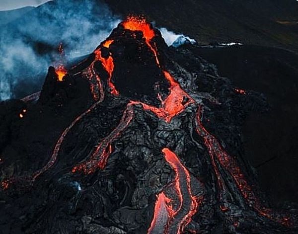 Ισλανδία : Εντυπωσιακό κοντινό πλάνο με drone καταγράφει πλάνα από τα κύματα λάβας στο ηφαίστειο