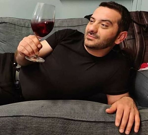 Ο Λεωνίδας Κουτσόπουλος «δεν κρατιέται» και αυτοσαρκάζεται την ώρα της παρουσίασης