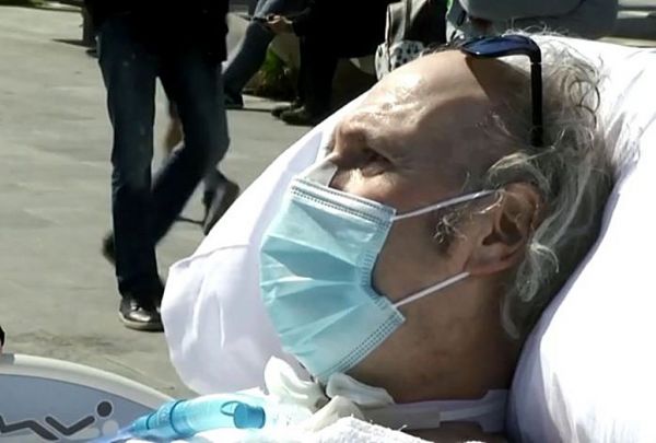 Μετά από 114 ημέρες σε ΜΕΘ ασθενής που νόσησε από COVID-19 κάνει…ηλιοθεραπεία