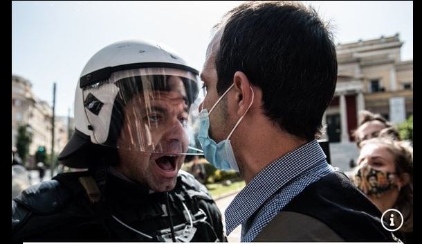 Η αποστομωτική απάντηση της μητέρας δικηγόρου στον αστυνομικό που την αποκάλεσε π@@τ@ν@