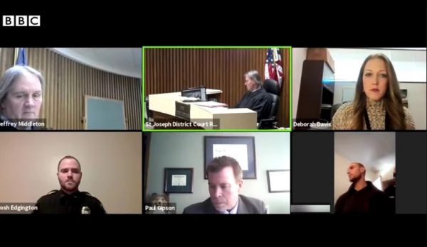 ΗΠΑ : Κατηγορούμενος για ενδοοικογενειακή βία συνελήφθη κατά τη διάρκεια διαδικτυακής ακρόασης