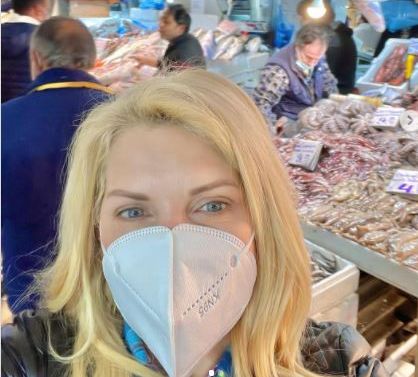 Χαμός με την Ελένη Μενεγάκη: Παραβίασε τα μέτρα και κατέβηκε για ψώνια στην Κεντρική Αγορά της Αθήνας