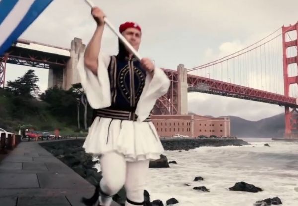 Viral βίντεο με  Έλληνα ομογενή στην Καλιφόρνια που «ντύνει» τραγούδι για το 1821