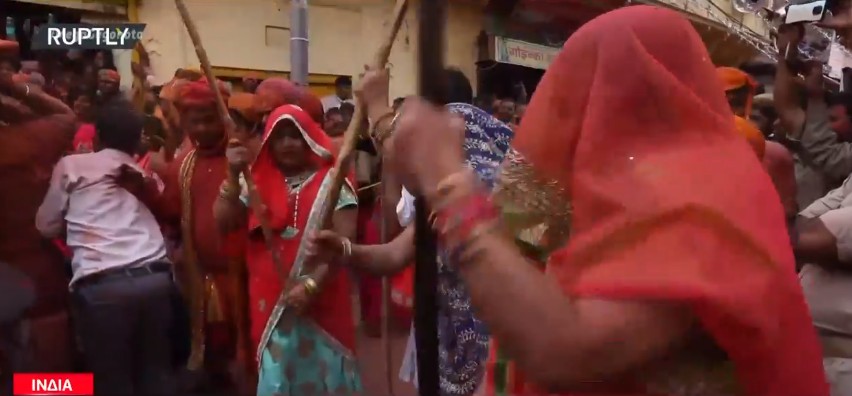 Ινδία: Γυναίκες «δέρνουν» άντρες στο θρησκευτικό φεστιβάλ Λαθμάρ Χόλι