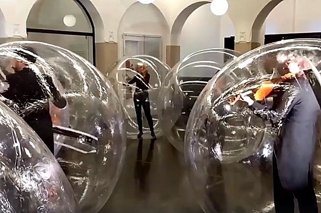 Μουσική στα χρόνια της πανδημίας : Καλλιτέχνες παίζουν τραγούδια μέσα από τεχνητές… φούσκες