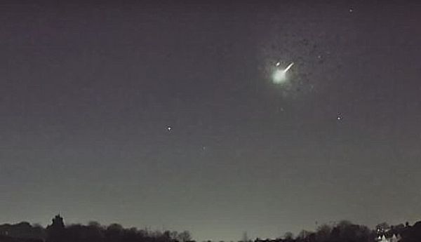 Βρετανία : Κάμερες κατέγραψαν πτώση μετεωρίτη που προκάλεσε δέος – Βίντεο