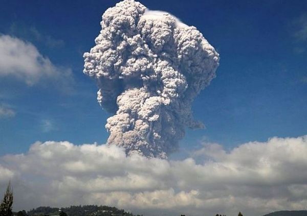 Mount Sinabung : Η έκρηξη που εκτόξευσε τεράστιες ποσότητες τέφρας και προκάλεσε πανικό