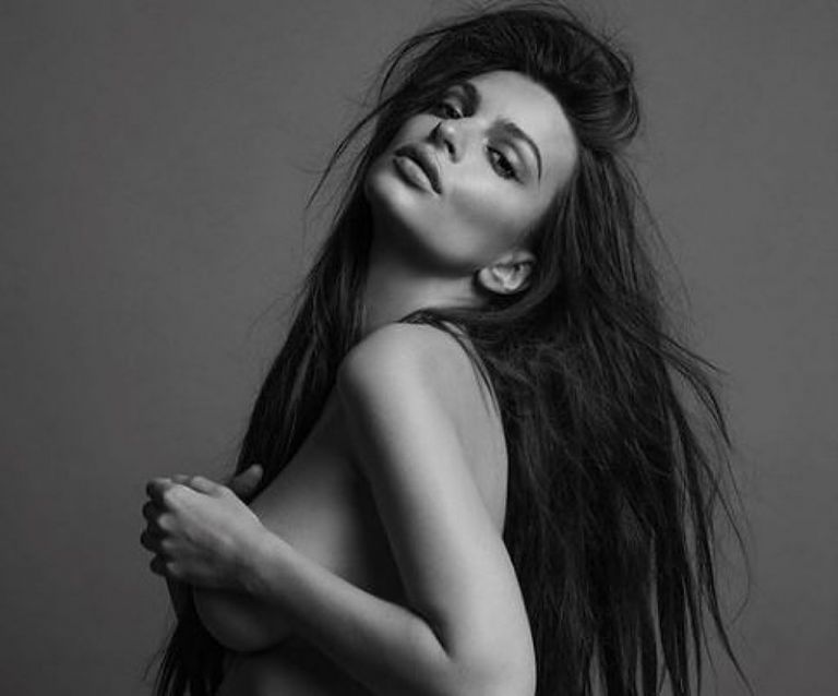 Emily Ratajkowski : Ποζάρει γυμνή και δείχνει χαρούμενη με την εγκυμοσύνη της