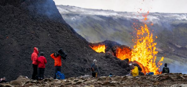 Εσύ θα έψηνες λουκάνικα και ζαχαρωτά δίπλα σε ηφαίστειο; – Οι Ισλανδοί το έκαναν και μας έβαλαν τα γυαλιά