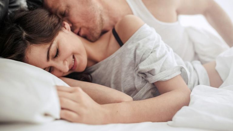 Αυτός είναι ο λόγος που σε πιάνει πονοκέφαλος μετά τη σεξουαλική επαφή – Πώς θα τον αποφύγεις