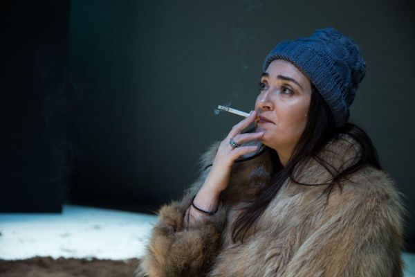 Ελένη Ουζουνίδου : «Έχω συνεργαστεί με κακότροπους σκηνοθέτες – Δεν θέλω να ακούω ούτε το όνομά τους»