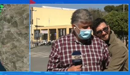 ΕΡΤ : Απίστευτο ευτράπελο – Περαστικός αγκάλιασε δημοσιογράφο on air