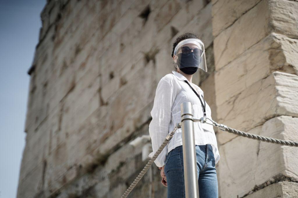 Κοροναϊός: Νέες επικαιροποιημένες οδηγίες για την χρήση μάσκας - Ποιοι πρέπει να φορούν διπλή