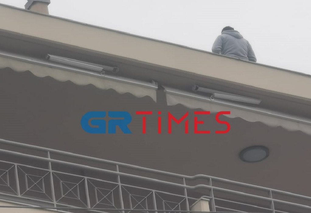 Συναγερμός στη Θεσσαλονίκη: Άνδρας απειλεί να πέσει από τον 6ο όροφο