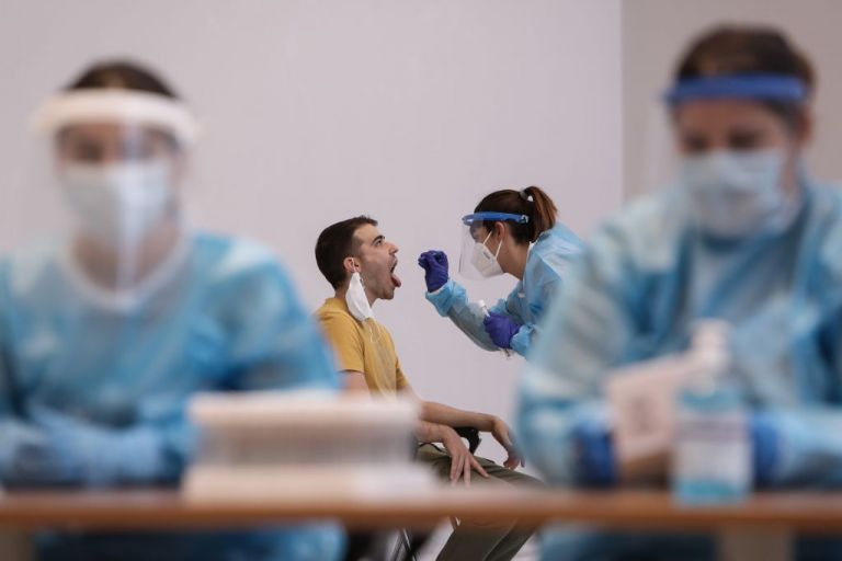 Κοροναϊός : Εκτοξεύτηκε στο 12,1% ο δείκτης θετικότητας – Τρεις φορές πάνω από το όριο συναγερμού
