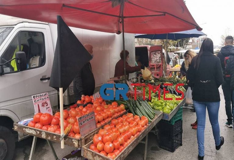 Θεσσαλονίκη : Γέμισαν μαύρες σημαίες οι λαϊκές – Διαμαρτυρία για το νέο νομοσχέδιο του υπ. Ανάπτυξης