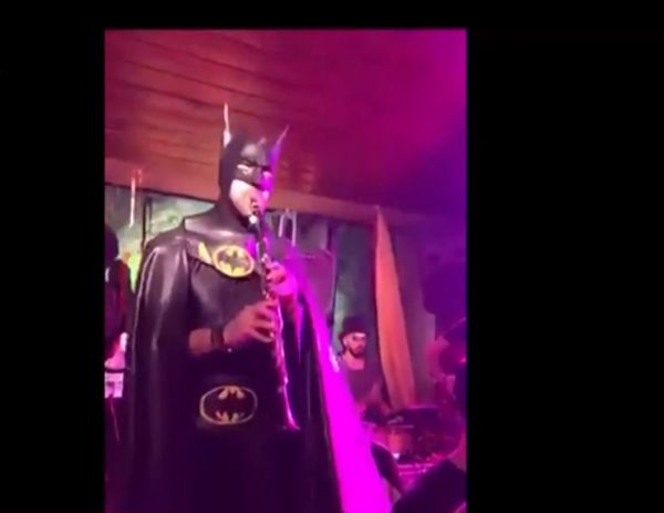 Άρης Μουγκοπέτρος: Ο «Μπάτμαν» του κλαρίνου εύχεται καλή Σαρακοστή!