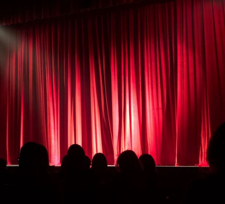 Νέα καταγγελία για γνωστό σκηνοθέτη: «Ήταν σκληρός, χειριστικός, επιθετικός»