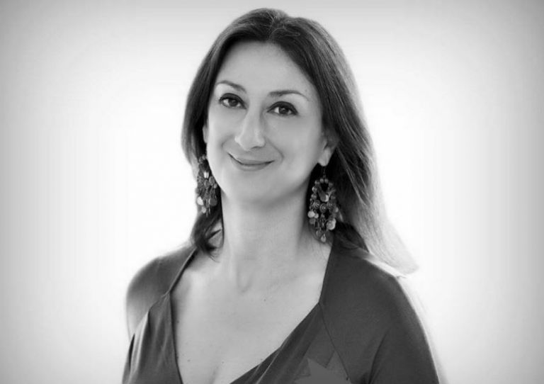 «They Blew Her Up»: Η δολοφονία της δημοσιογράφου Ντάφνι Καρουάνα Γκαλιζία στο θεατρικό σανίδι