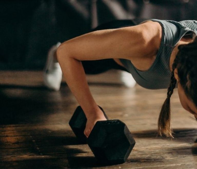 Προπόνηση με βάρη: Είναι η κατάλληλη γυμναστική για τις γυναίκες;