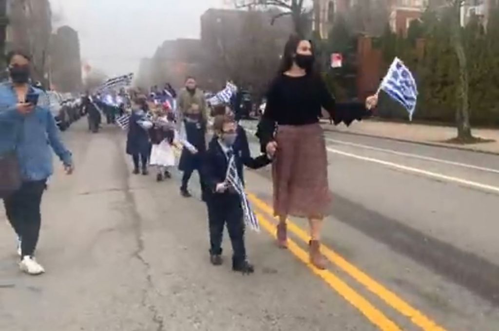 Νέα Υόρκη : Ελληνόπουλα κάνουν παρέλαση για την 25η Μαρτίου