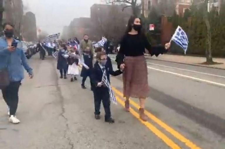 Νέα Υόρκη : Ελληνόπουλα κάνουν παρέλαση για την 25η Μαρτίου