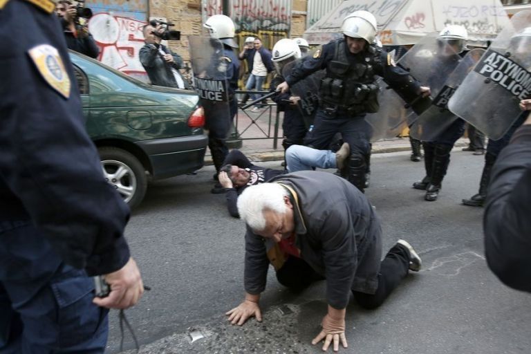 Εχει το αστυνομικό ξύλο χρώμα; Γιατί κι επί ΣΥΡΙΖΑ δεν μοίραζαν λουλούδια