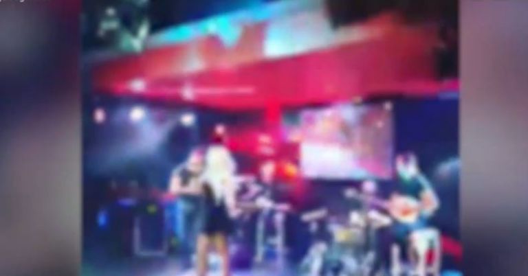 Lockdown : Συνεχίζονται τα «κορονογλέντια» παρά τα αυστηρά μέτρα – Αποκλειστικά πλάνα του MEGA από νυχτερινό κέντρο