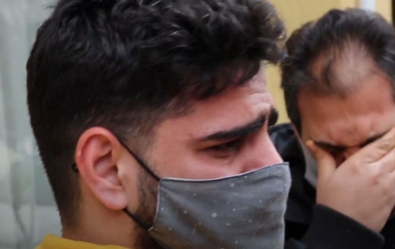 Σπάρτη : Στο δρόμο οικογένειες προσφύγων – «Μας βγάζουν έξω από τη δομή, δεν έχουμε ελπίδα»