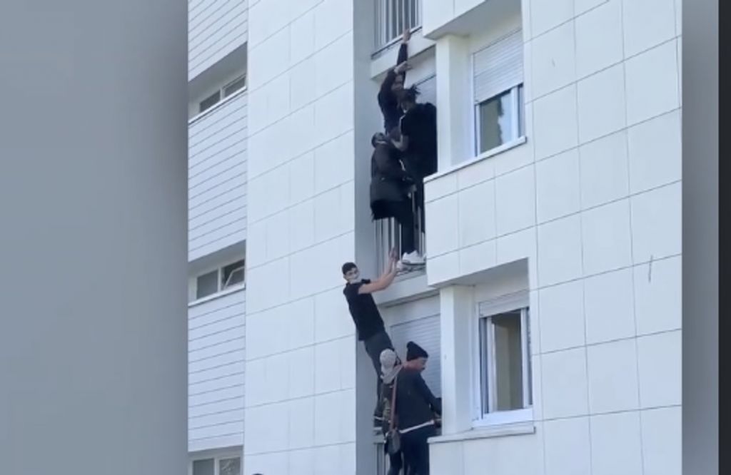 Γαλλία : Έγιναν «ανθρώπινη σκάλα» και έσωσαν από τις φλόγες ένα μωρό και τους γονείς του