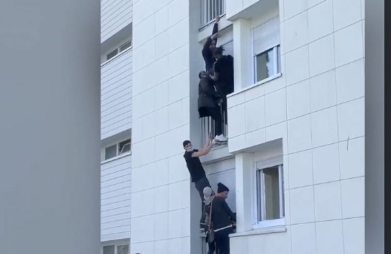 Γαλλία : Έγιναν «ανθρώπινη σκάλα» και έσωσαν από τις φλόγες ένα μωρό και τους γονείς του