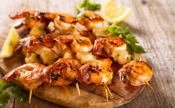 Σουβλάκια θαλασσινών κι άλλες πεντανόστιμες λιχουδιές για το τραπέζι της Καθαράς Δευτέρας